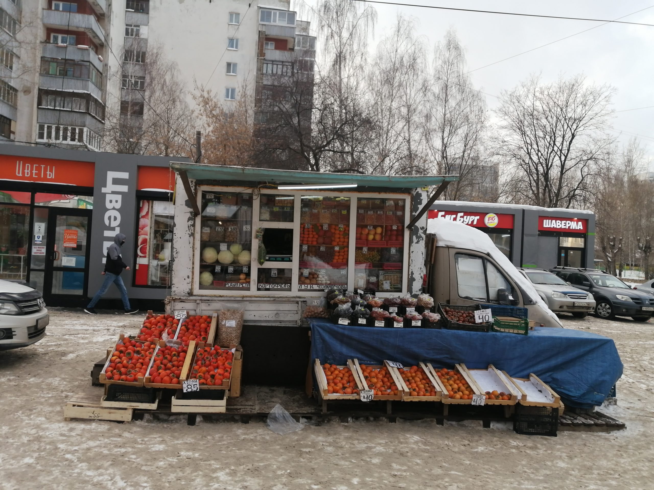 Самовольно установленные киоски с фруктами на Баумана в Екатеринбурге