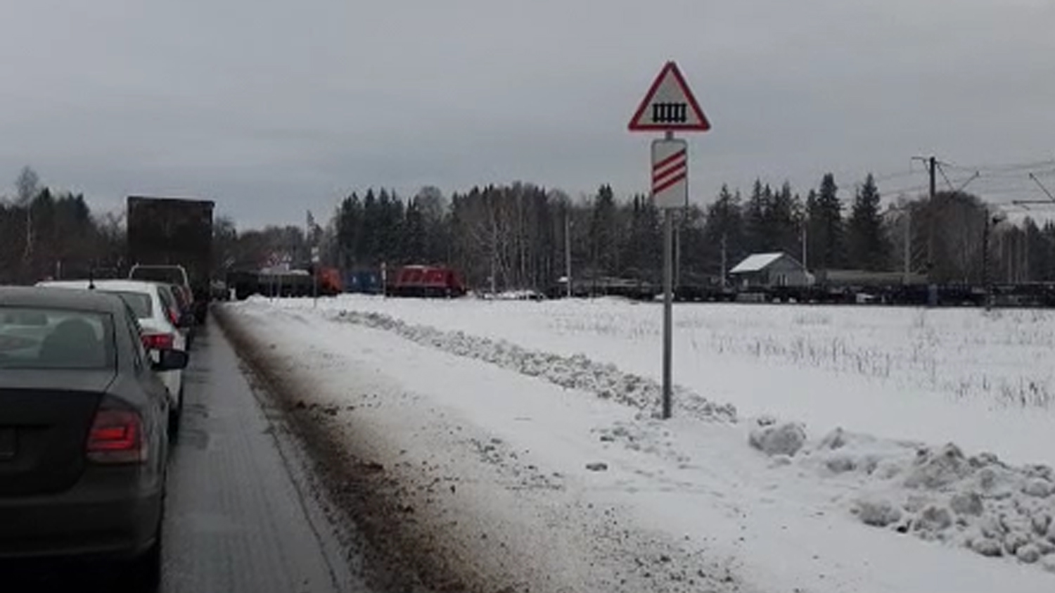 Уже который год одни обещания, нет моста через переезд по дороге в Каменск-Уральский