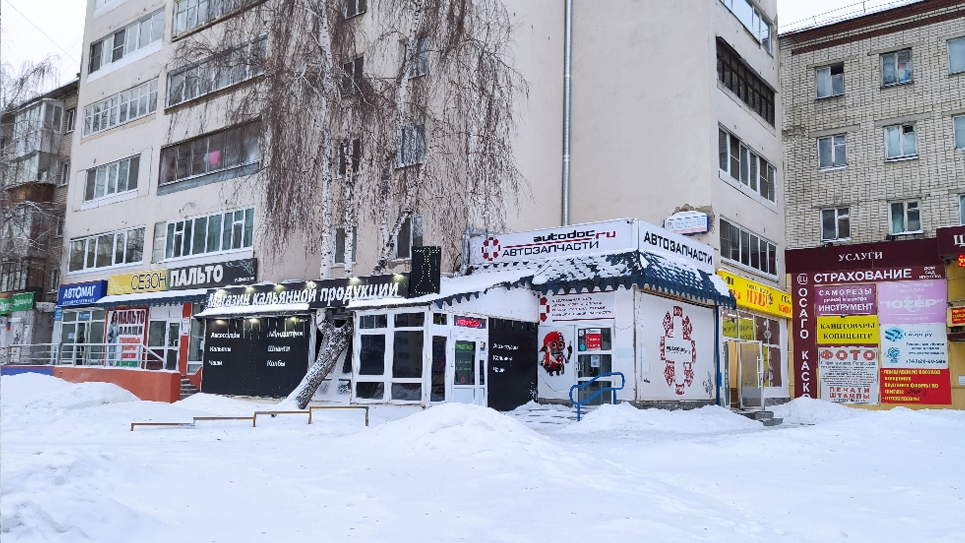 Выезд общественников по жалобе гражданина на незаконный пристрой дома по улице Щорса в Екатеринбурге