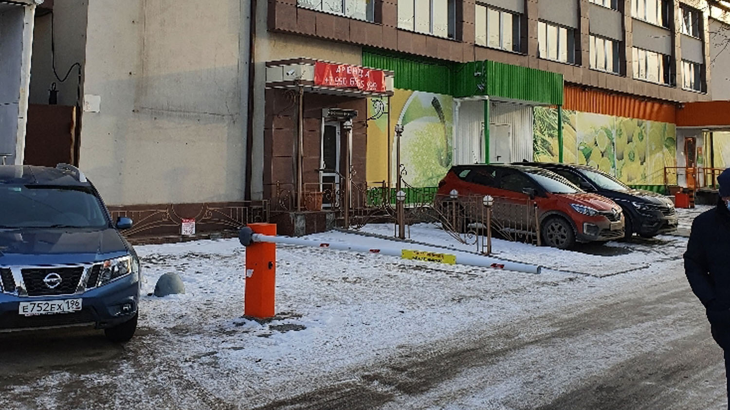 Незаконная установка шлагбаума на территории по ул. Грибоедова