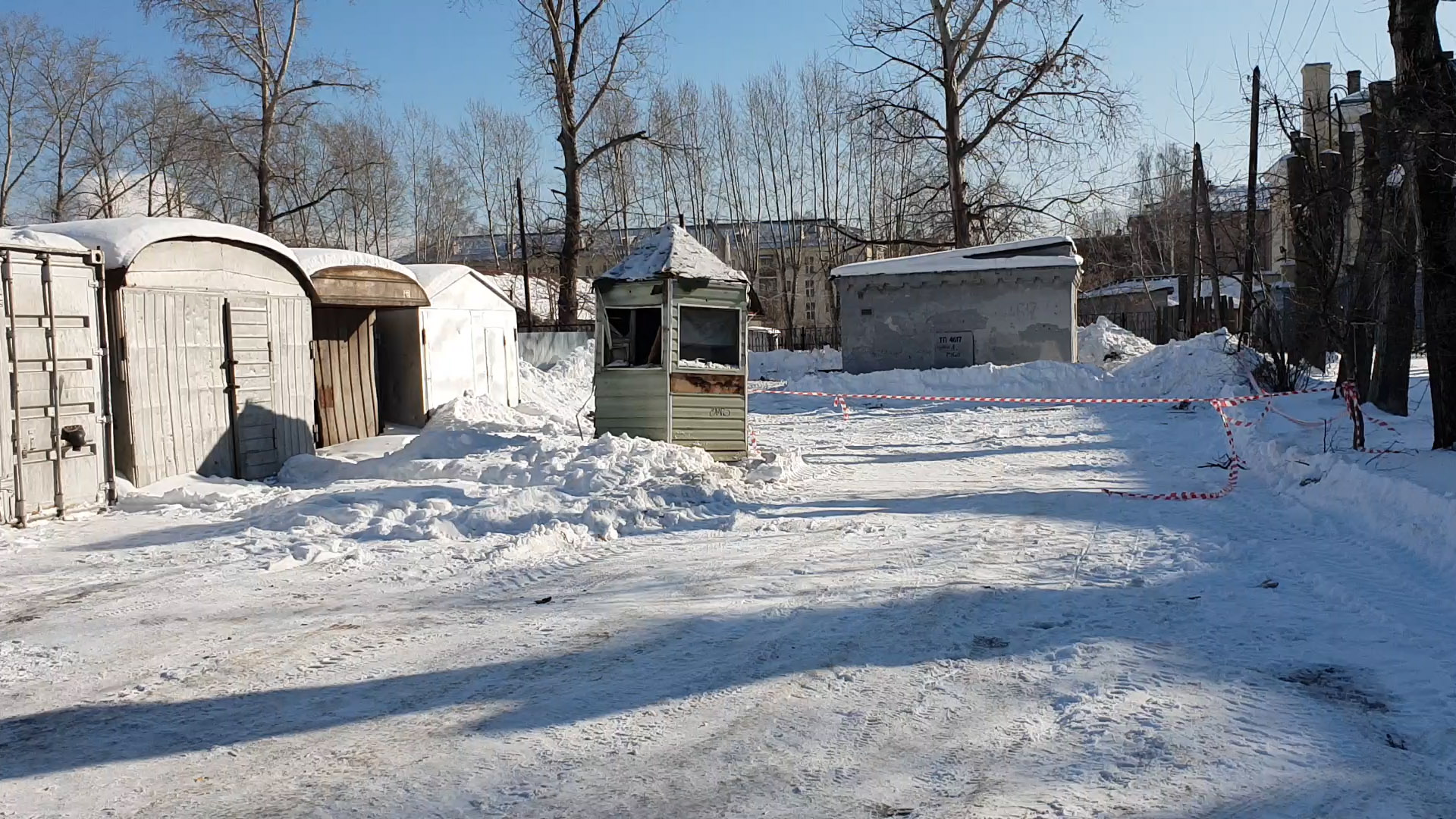 На Седова в Екатеринбурге расчистили снег и установили будку, скоро будет нелегальная парковка