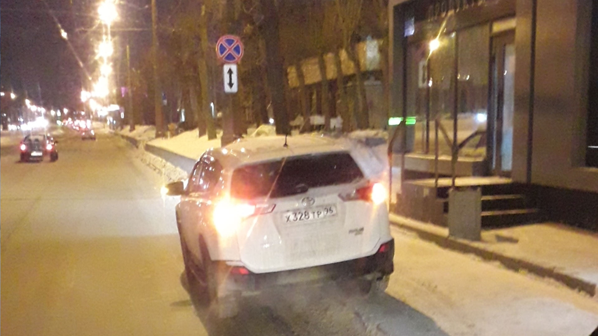Нарушение правил парковки на остановке в Екатеринбурге