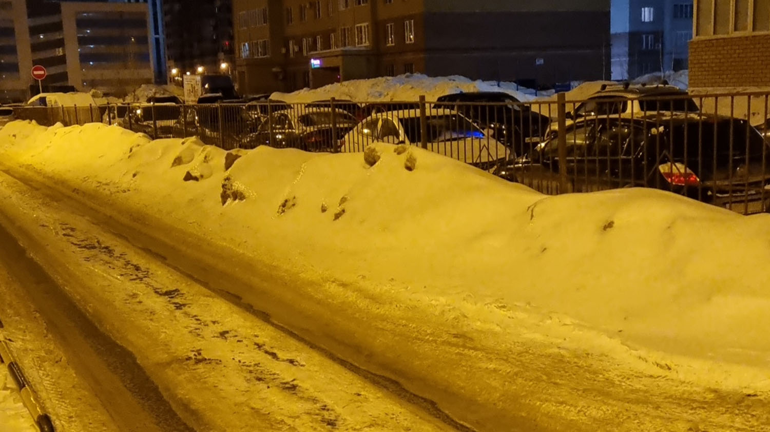 Не убирают снег на улице Сибгата Хакима в Казани