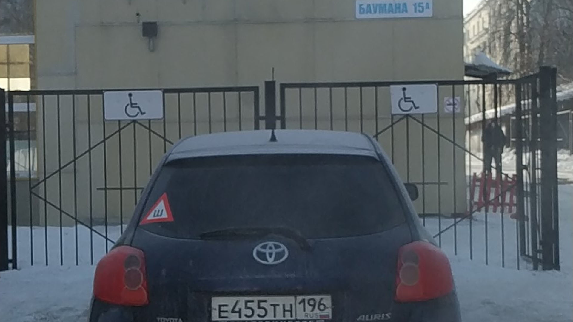 Нарушение правил парковки в Екатеринбурге на Баумана