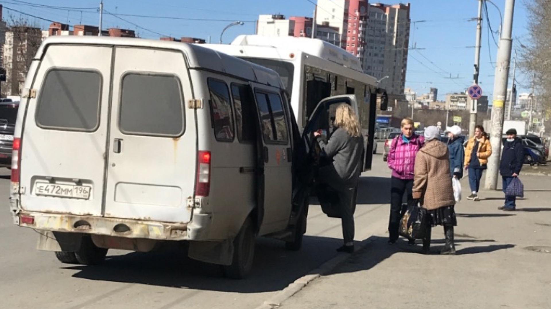 Незаконные таксисты у метро Уралмаш