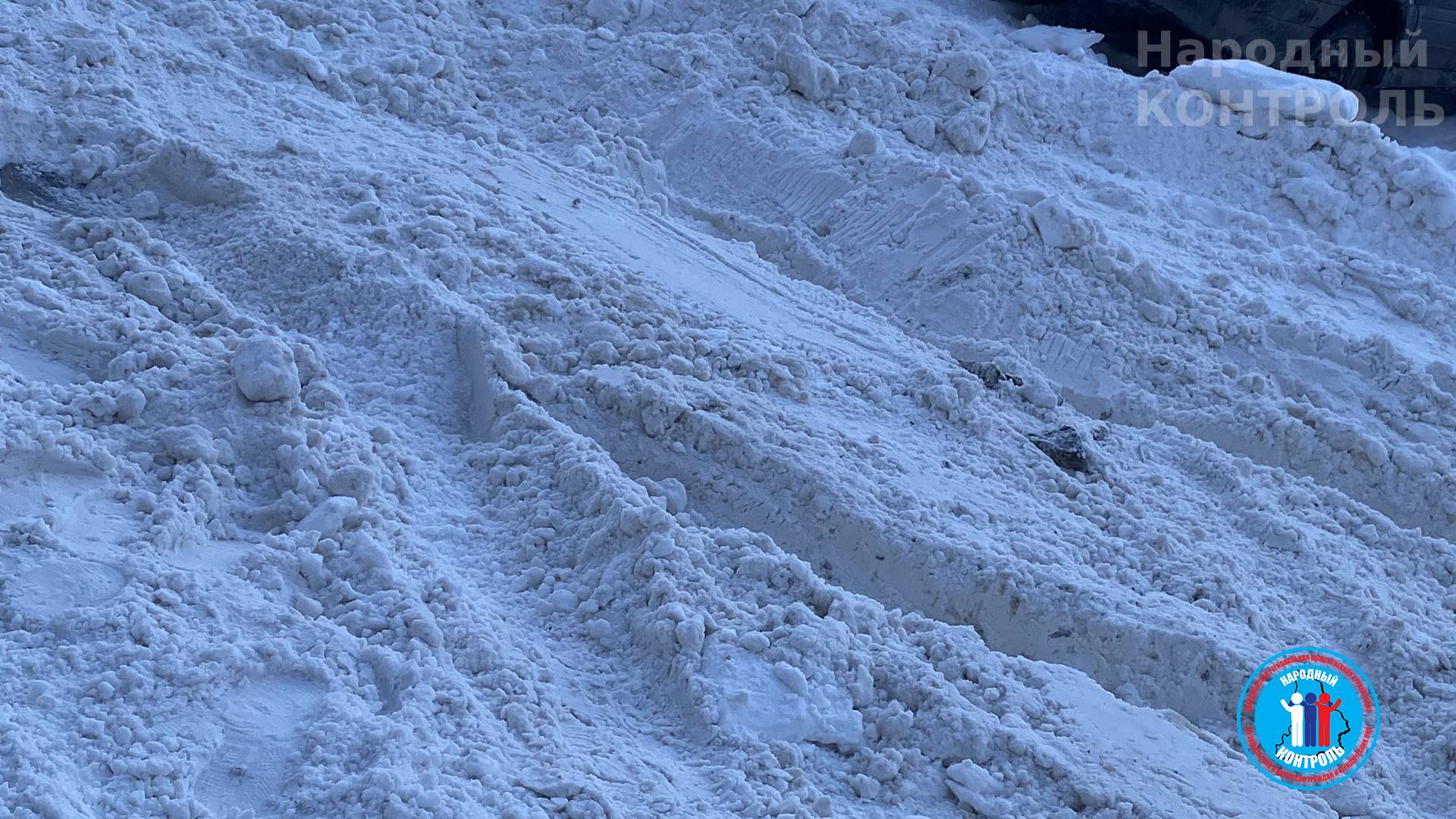 Уборка снега с поднятым ковшом, Лениногорск