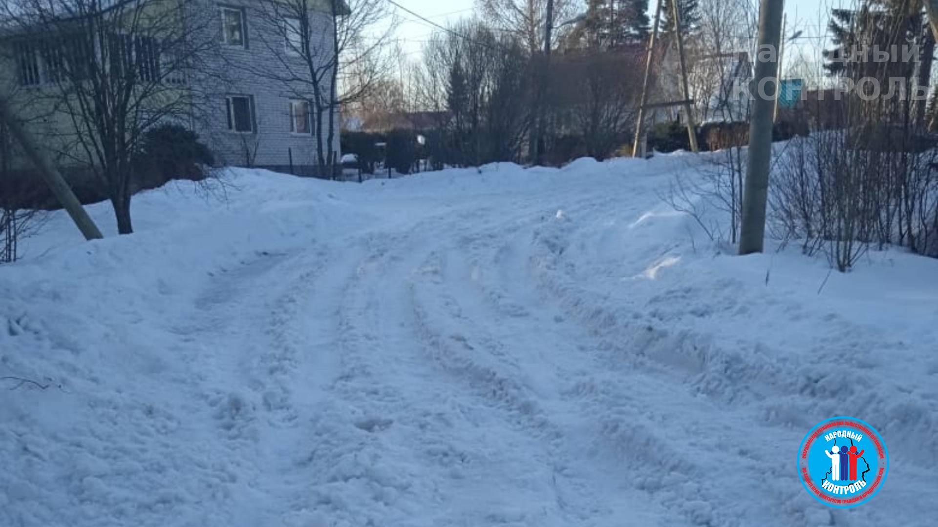 Невозможный проезд по дороге в снегу в поселке Чална