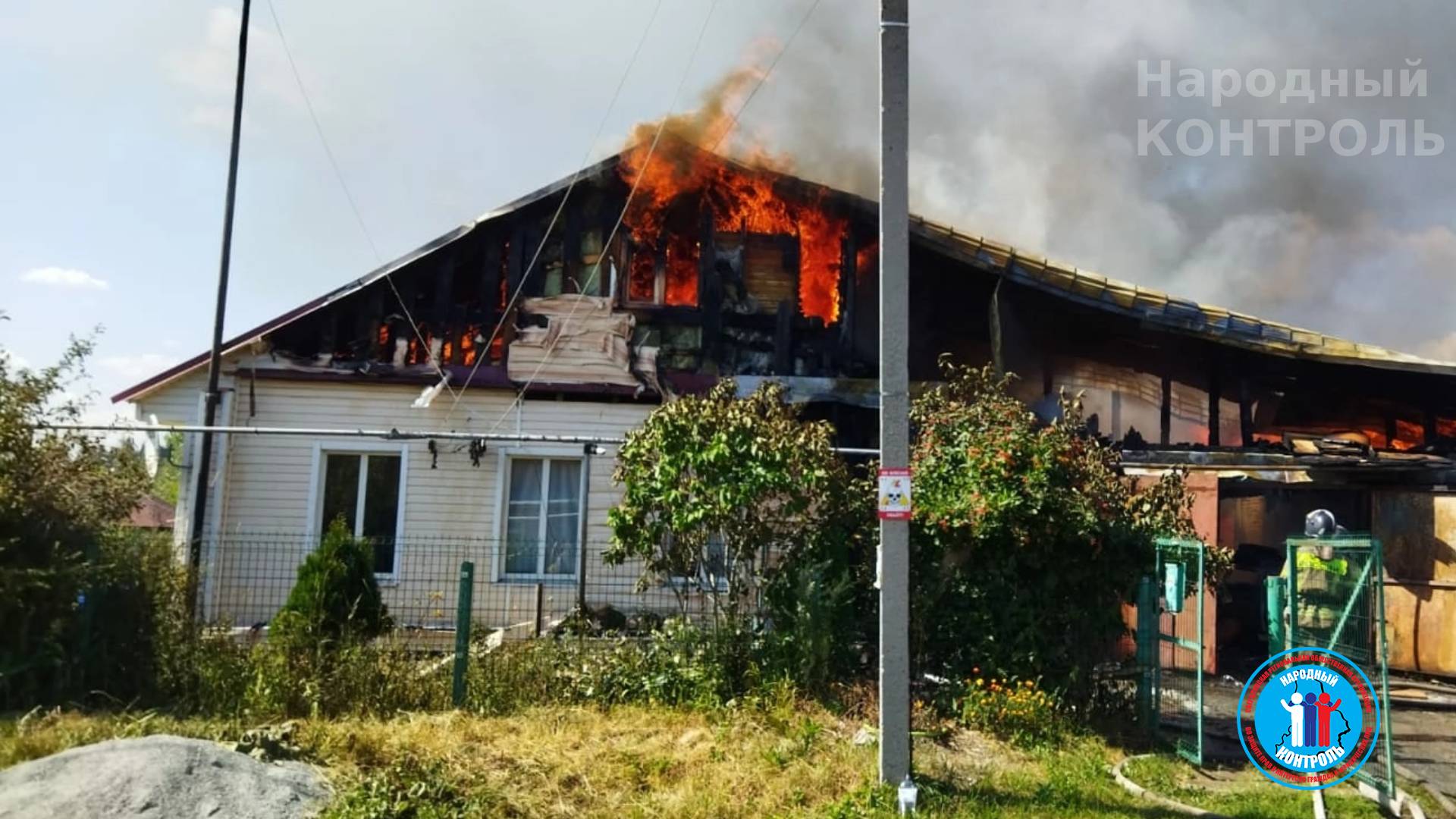 Пожарные с дырявыми шлангами тушили горящий дом всего 2 минуты, но оставили догорать в ГО Ревда
