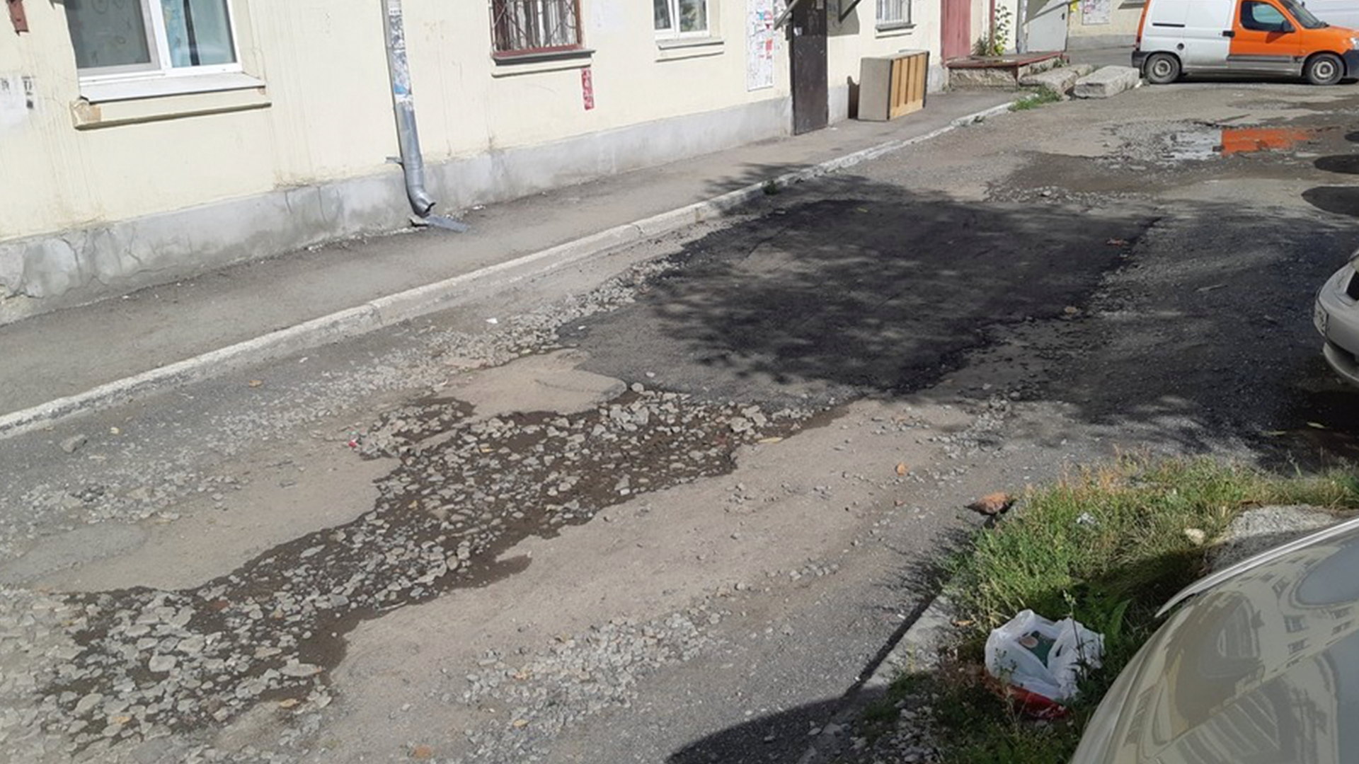 В ужасном состоянии дорожное покрытие в городе Екатеринбург