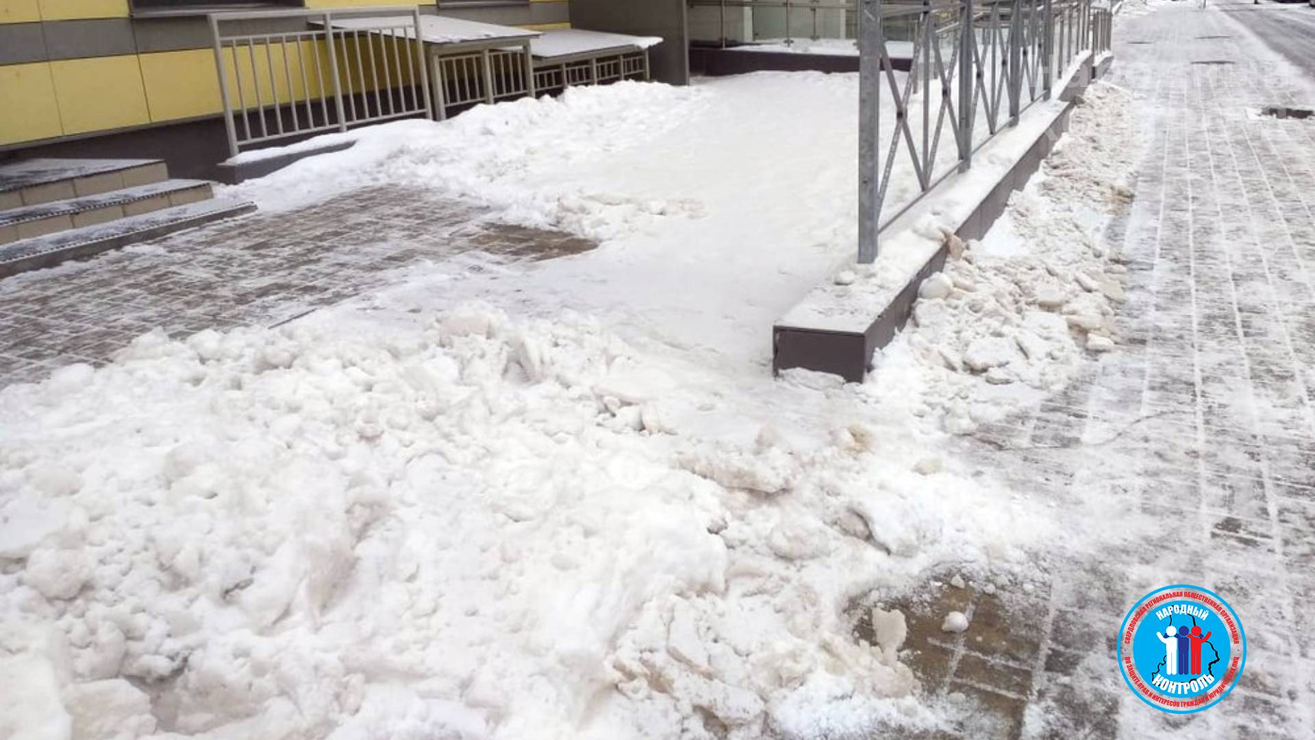 Все еще не произведена уборка снега на тротуаре возле дома