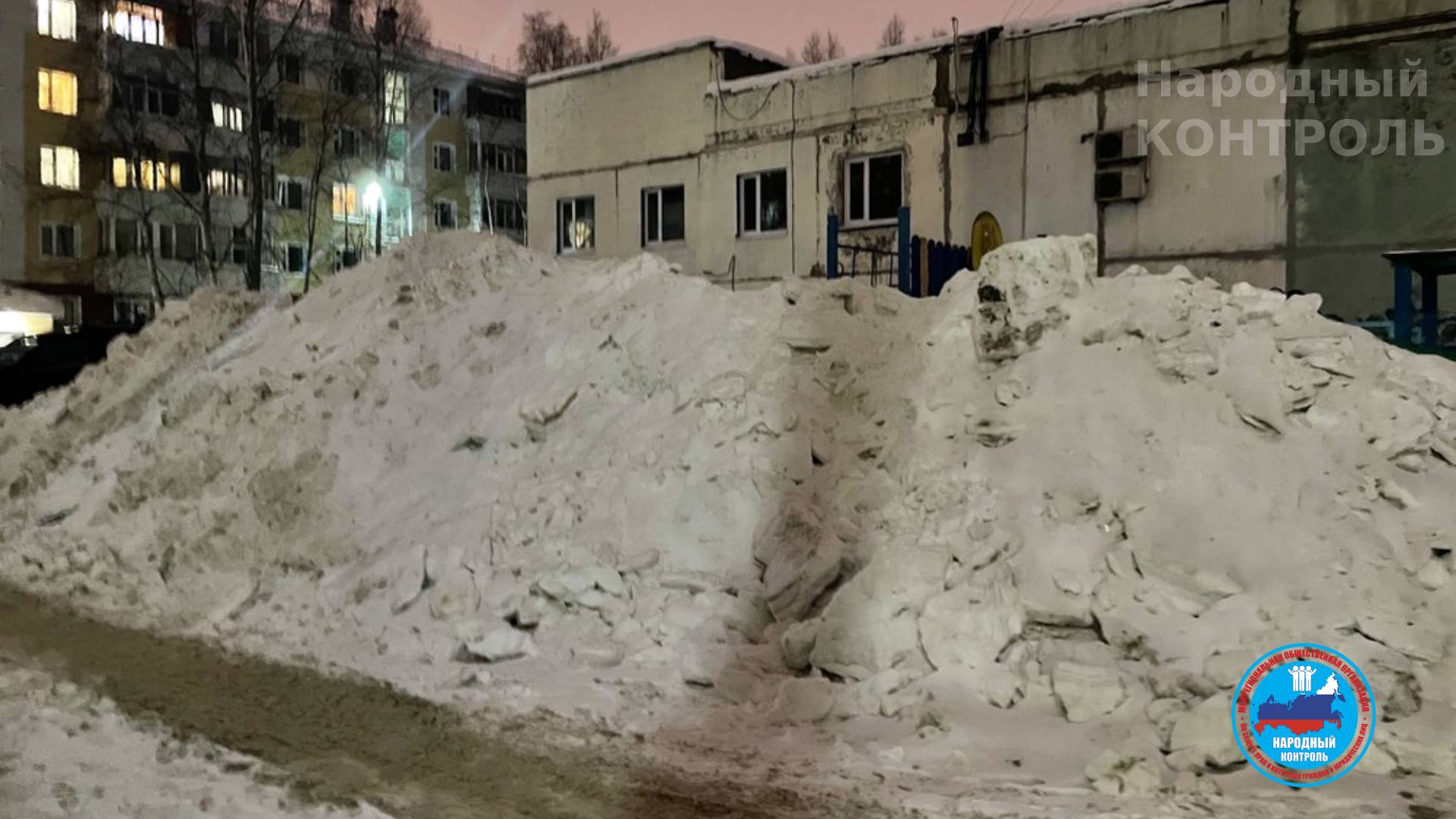 Возле дома снег не убирают в Нижневартовске