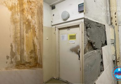 Неудовлетворительное состояние внутренних помещений поликлиники Ленинского района