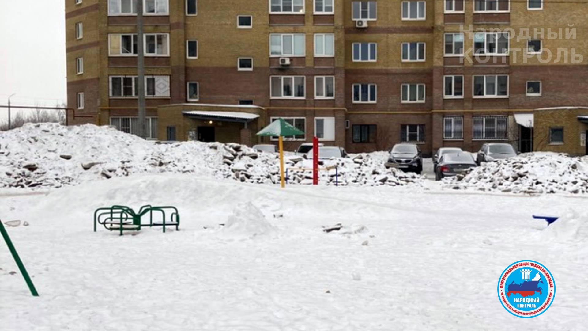 Снег, счищаемый с придомовых территорий и проездов, складируют на газоны