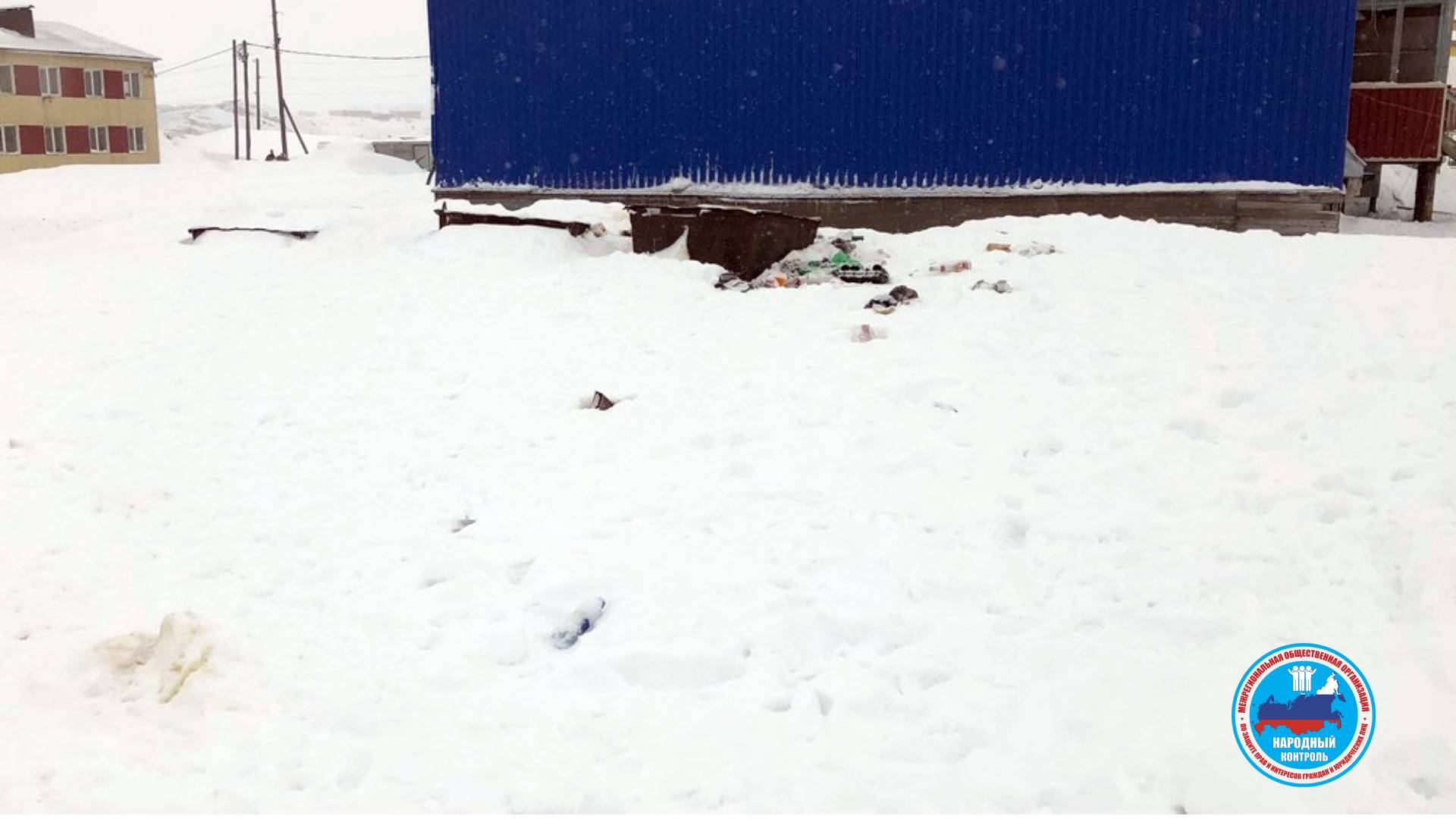 Снега по колено: мусор не выкинуть, экстренным службам не подъехать