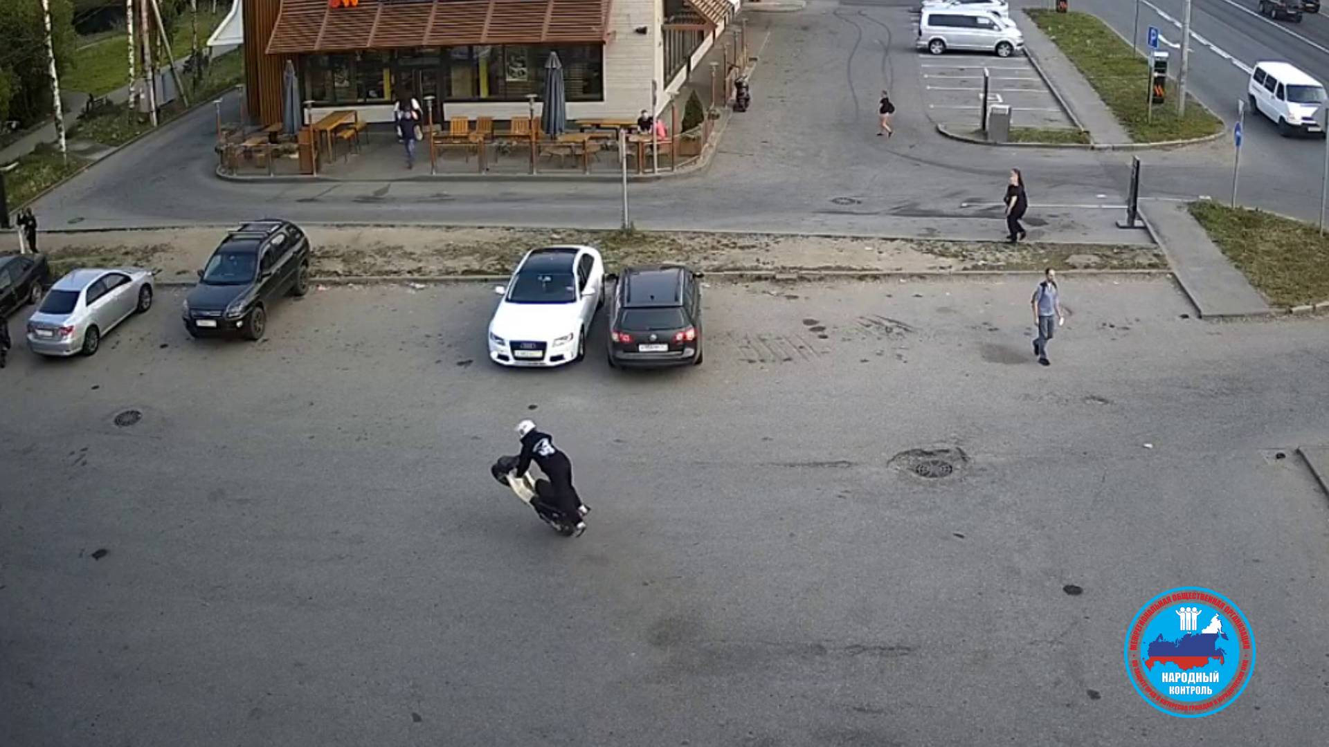 Водители мотоциклов выполняют опасные трюки на парковке