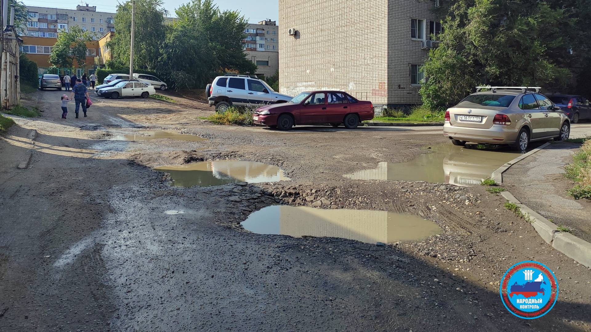 Ямы до 25 см глубиной на дороге в Волгограде