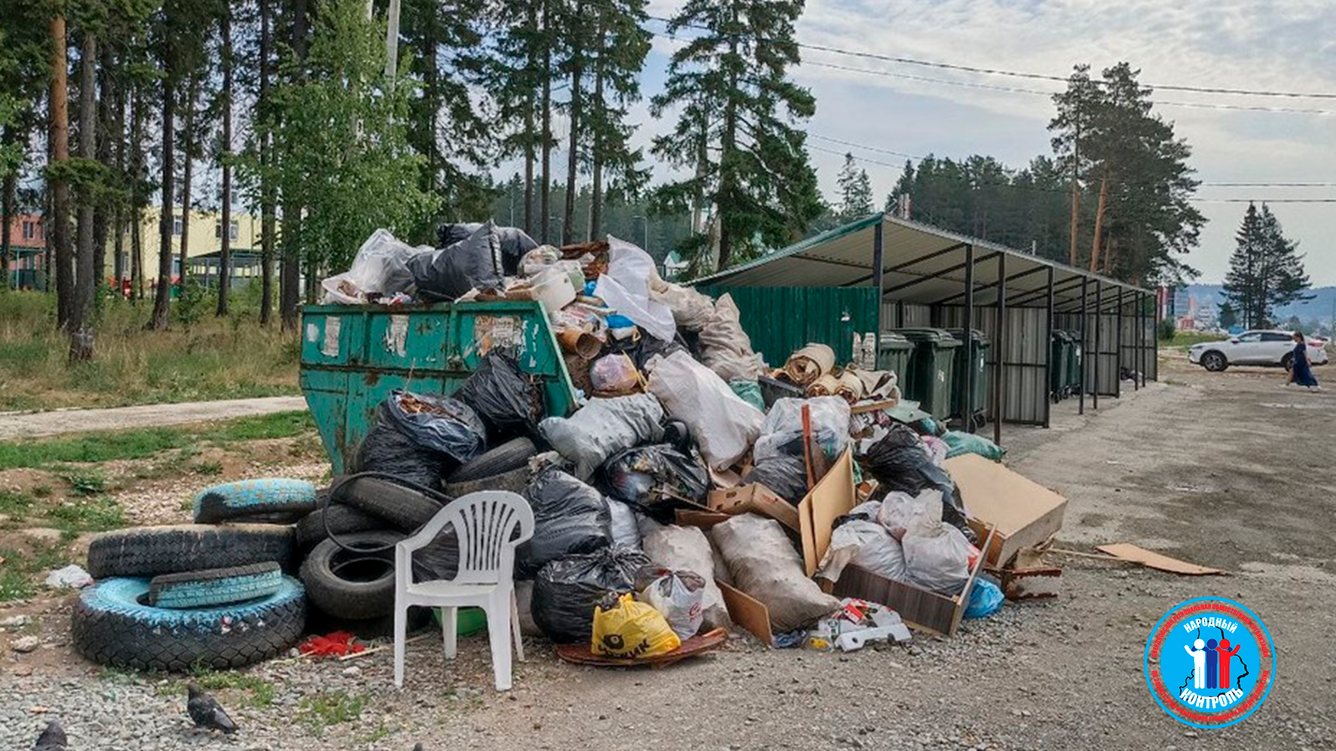 Жители города бьют тревогу, контейнерные площадки превращаются в «горы» мусорных пакетов, сложенных досок и картонных коробок