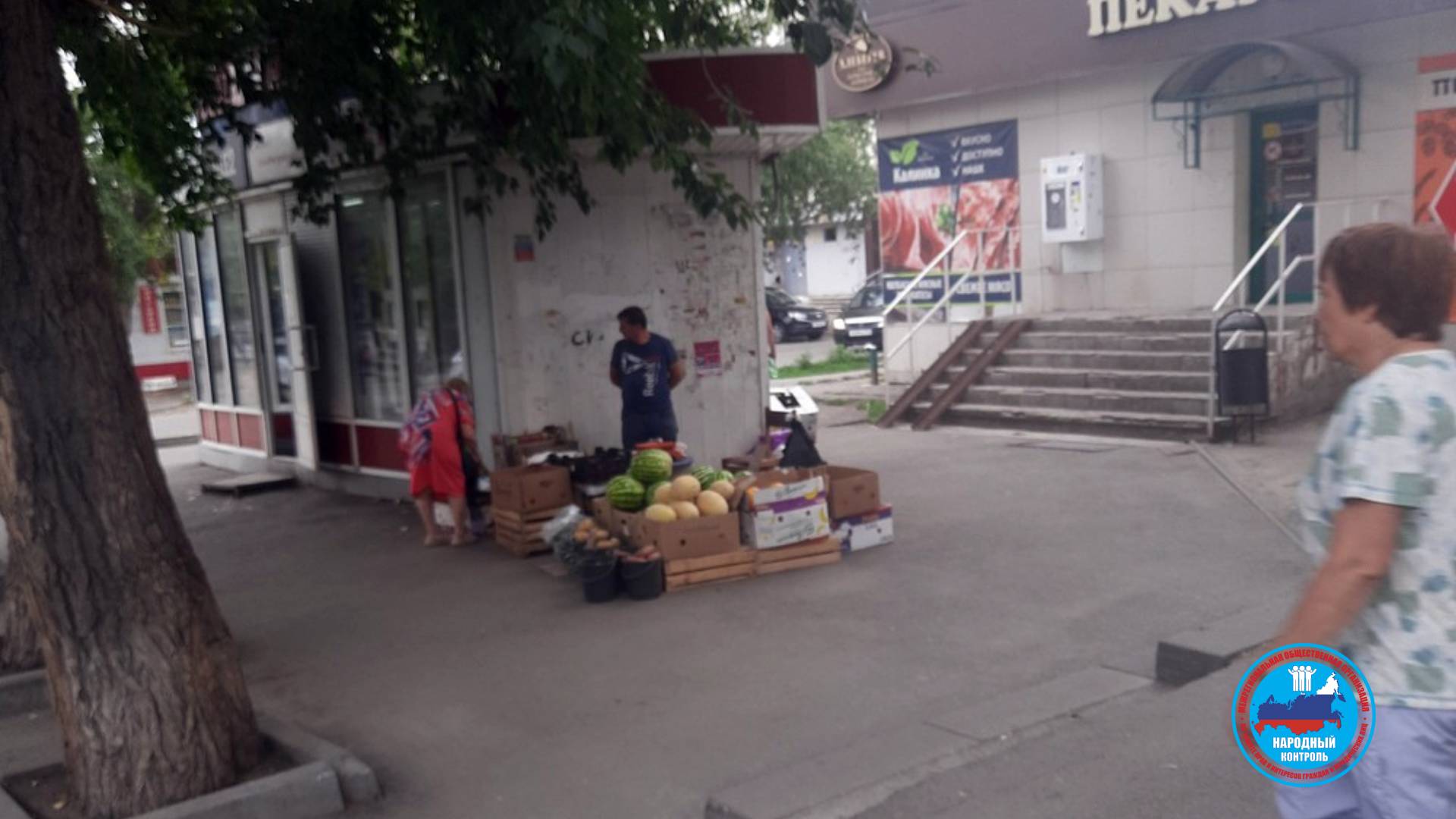 Торговля фруктами у дороги в Челябинске