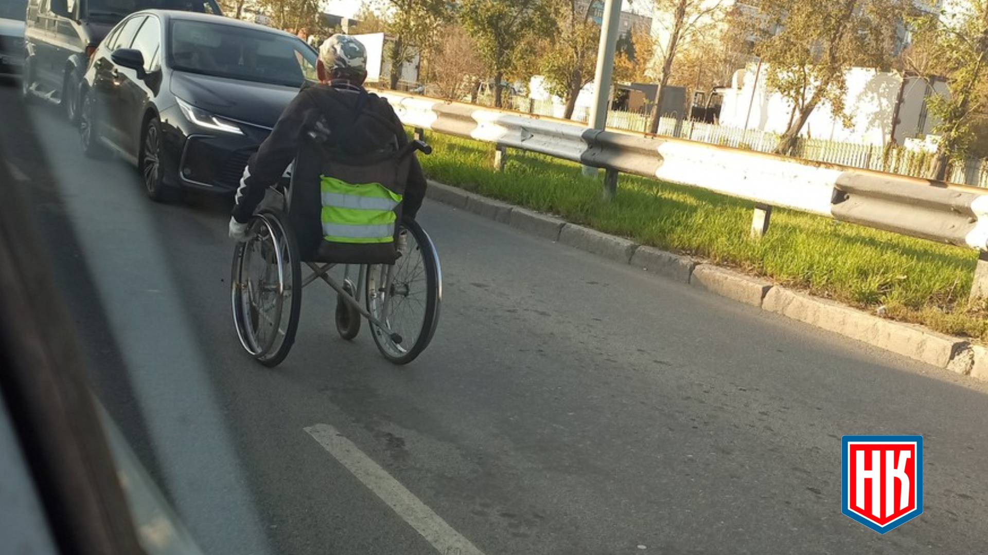 Ежедневно по дороге ездит инвалид, выпрашивая деньги и подвергая свою жизнь опасности