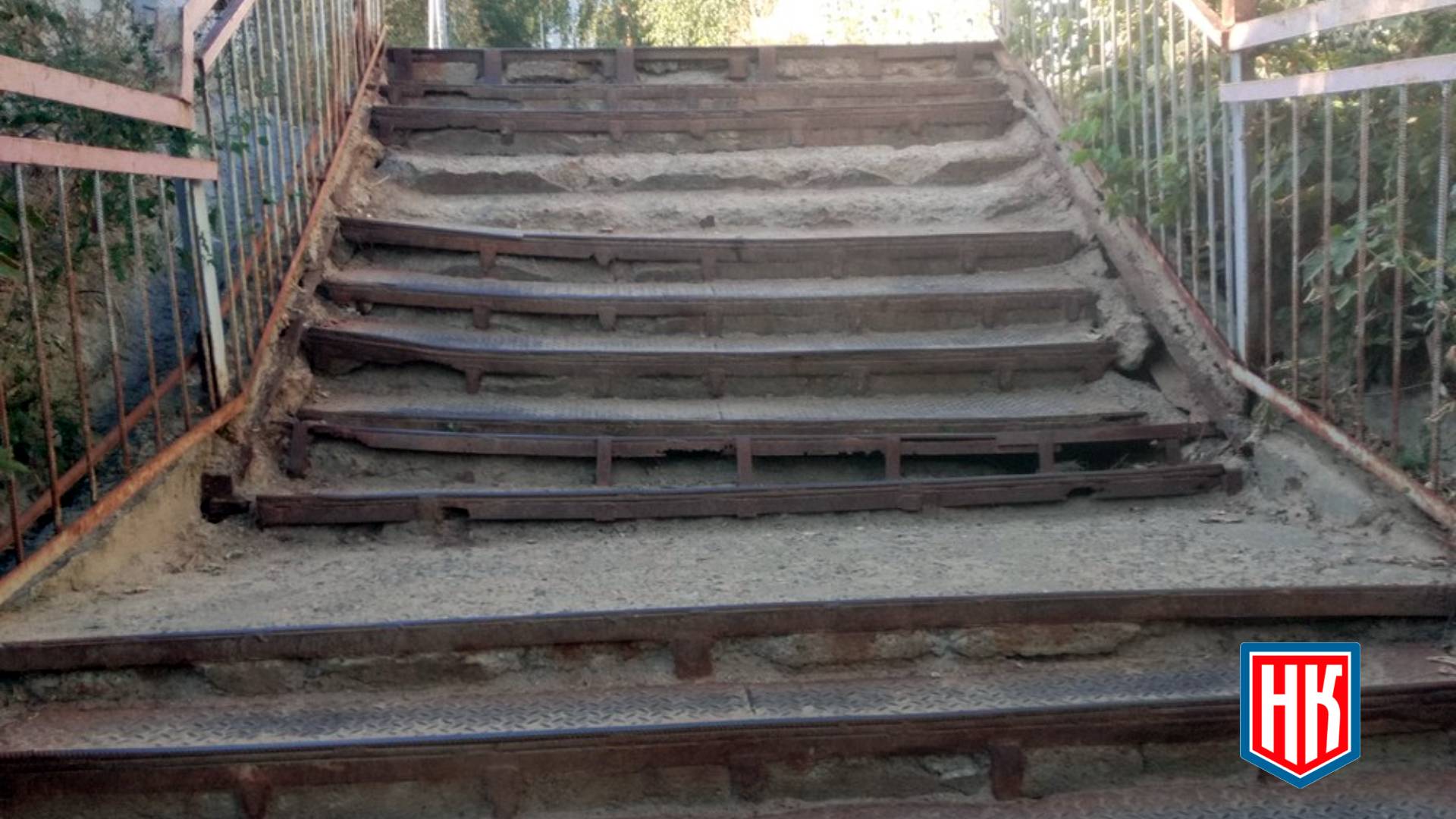Единственная лестница, ведущая на жд вокзал, в ужасном состоянии в Зеленодольске