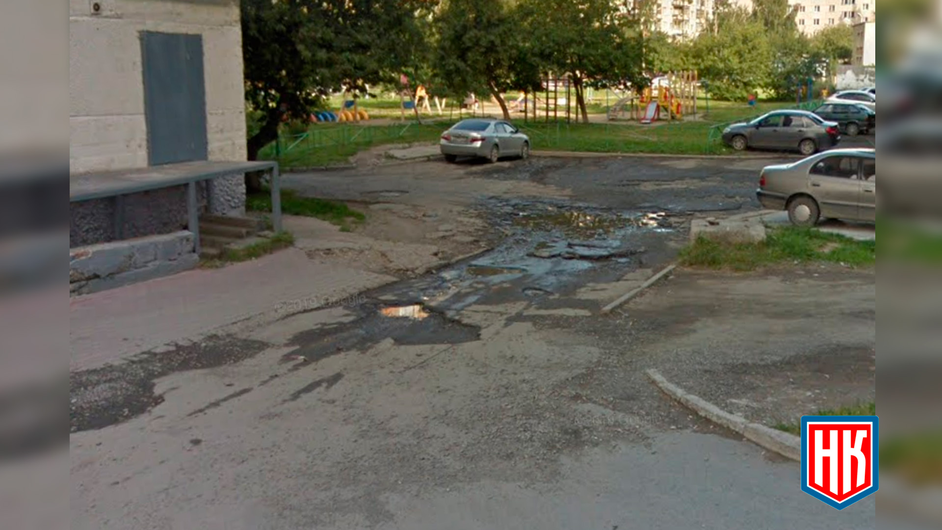 В Екатеринбурге много лет придомовая территория много лет в плачевном состоянии