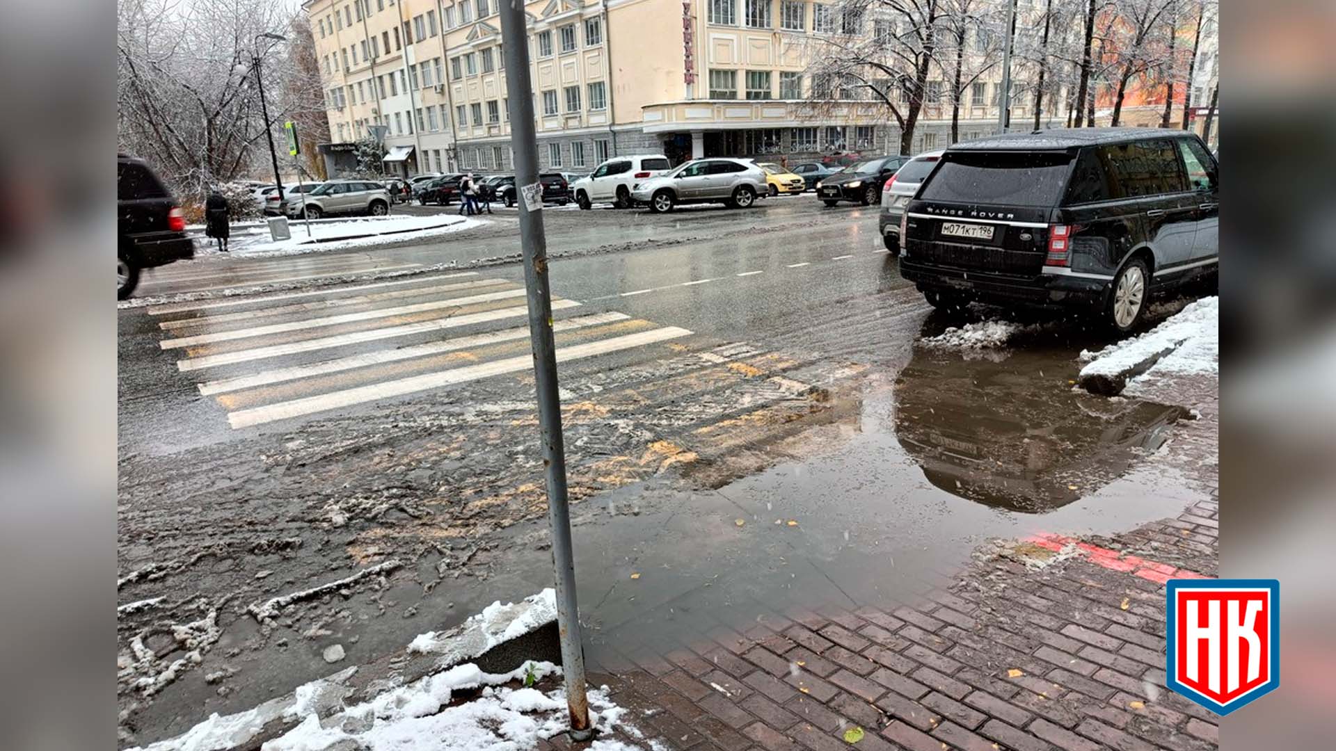 Пешеходный переход в Екатеринбурге затопляется, приходится выходить на дорогу