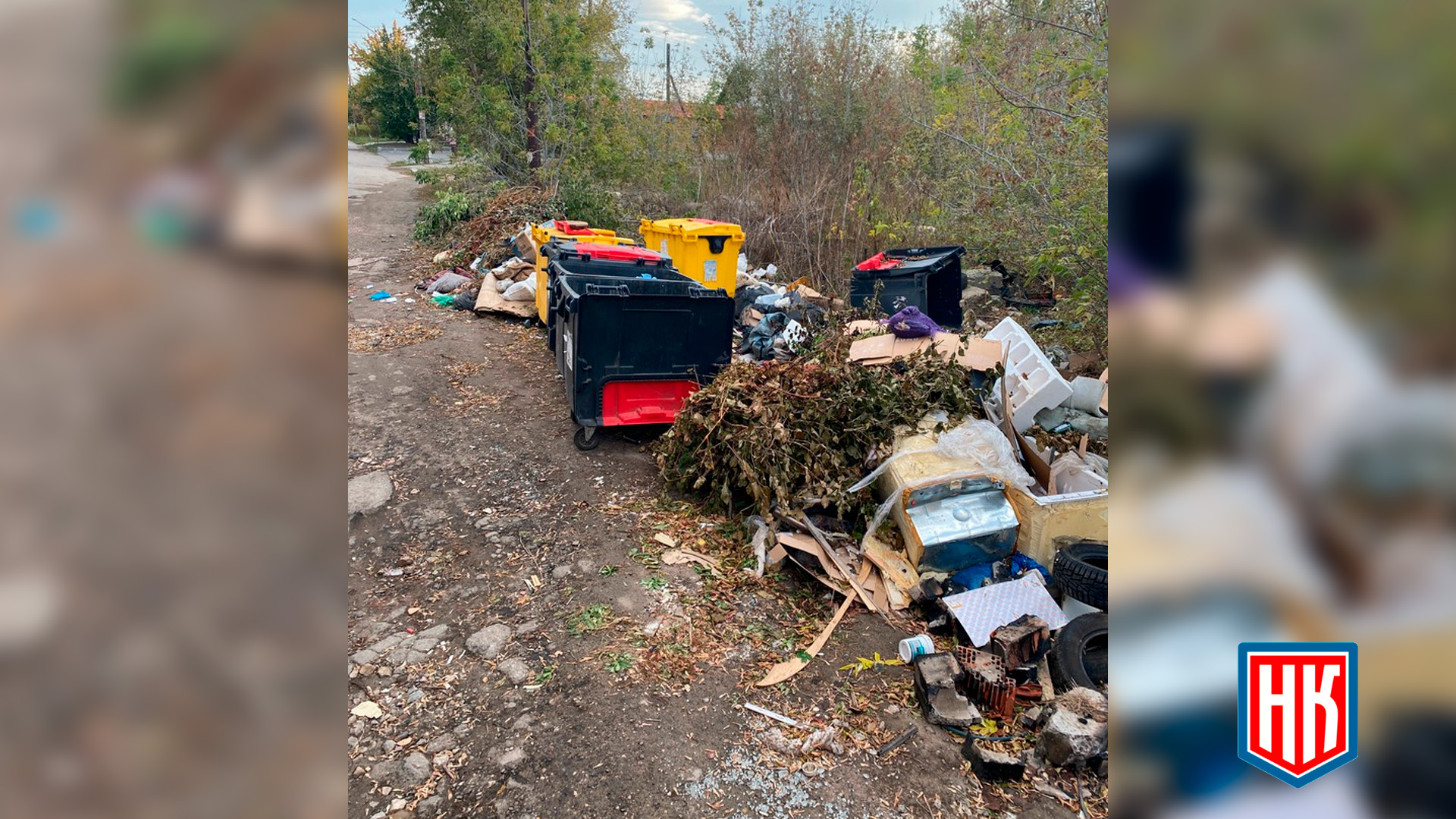 В Энгельсе не организована площадка сбора мусора, дорожное покрытие в плохом состоянии