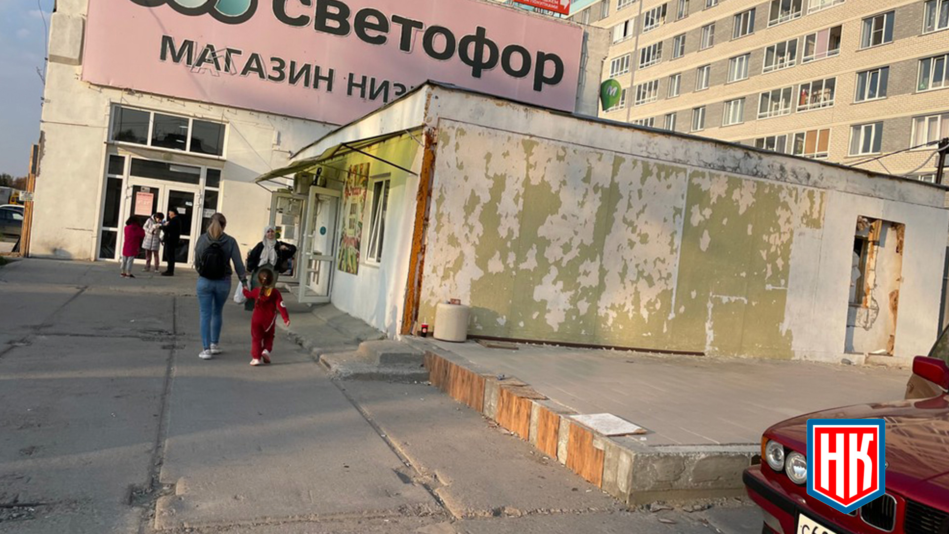 Самострой к магазину и незаконная торговля с газели в Екатеринбурге