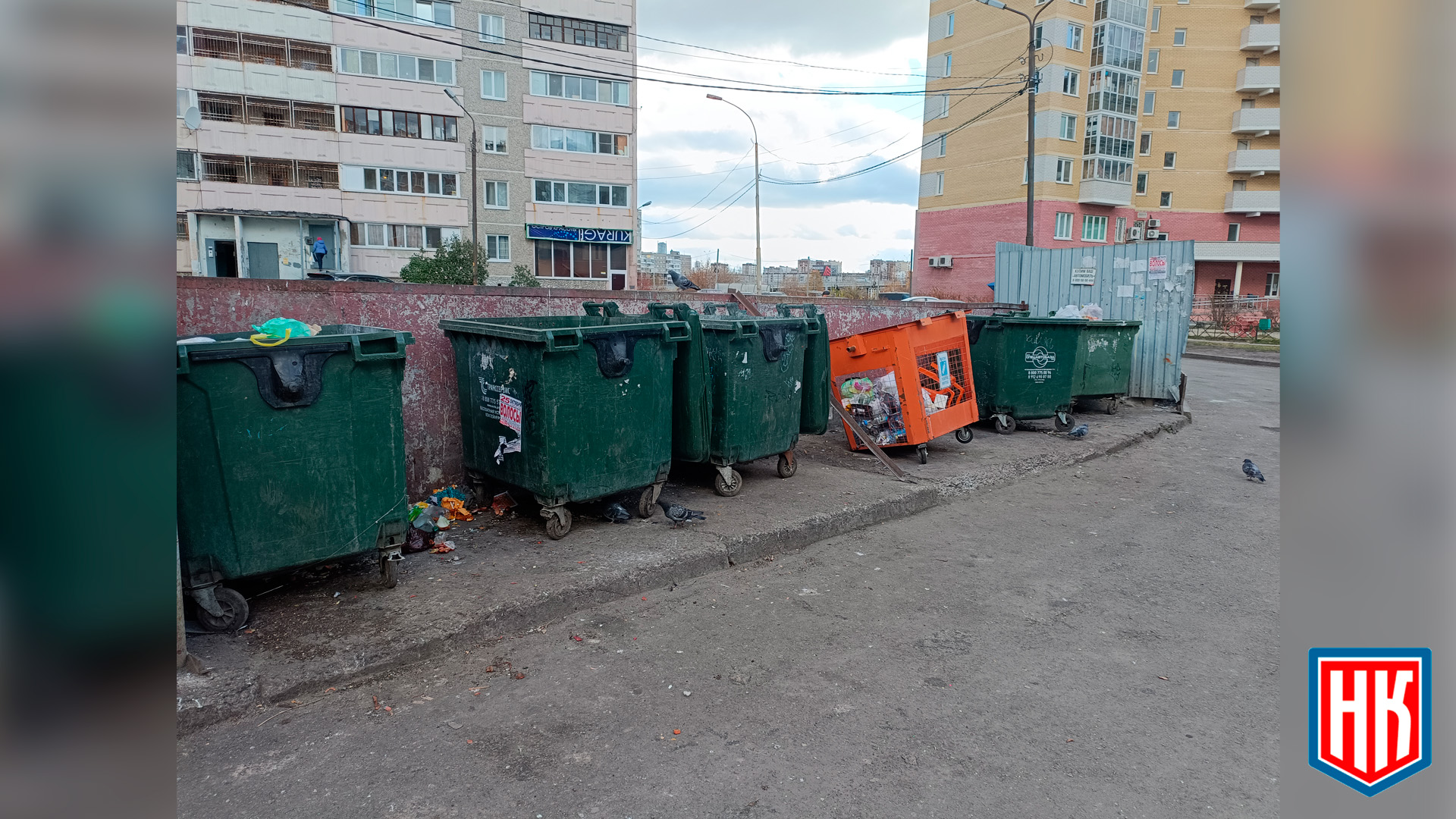 В Екатеринбурге на Технической площадка с мусорными контейнерами в ужасном состоянии