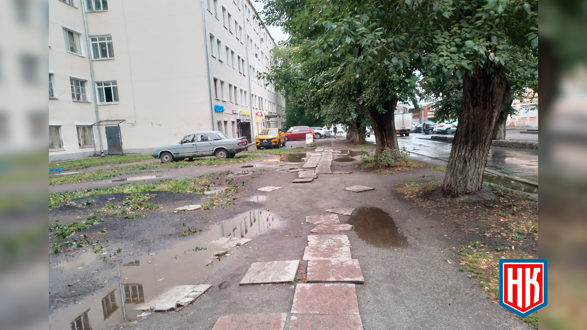 В Екатеринбурге вместо тротуара набросаны плитки