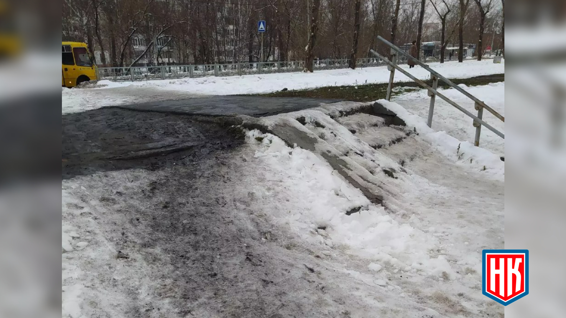 Лестница по пути в школу и детские сады в Екатеринбурге в ужасном состоянии
