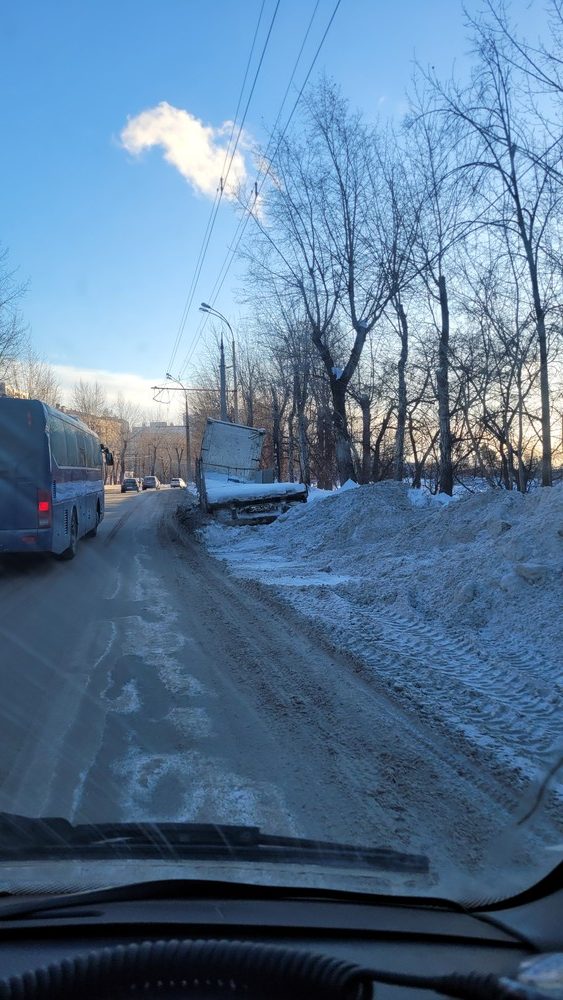 062e0b10dbd6b95c06e5b77db8ab8996-rotated В Екатеринбурге фура стоит у проезжей, дорога не чистится и образуются заторы