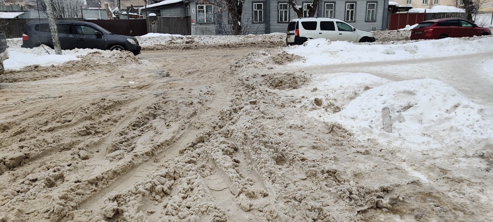 389253f227e860da23975b436d9dcc2d Парковка в Костроме ни разу не расчищалась за сезон, автовладельцы вынуждены парковаться на тротуаре