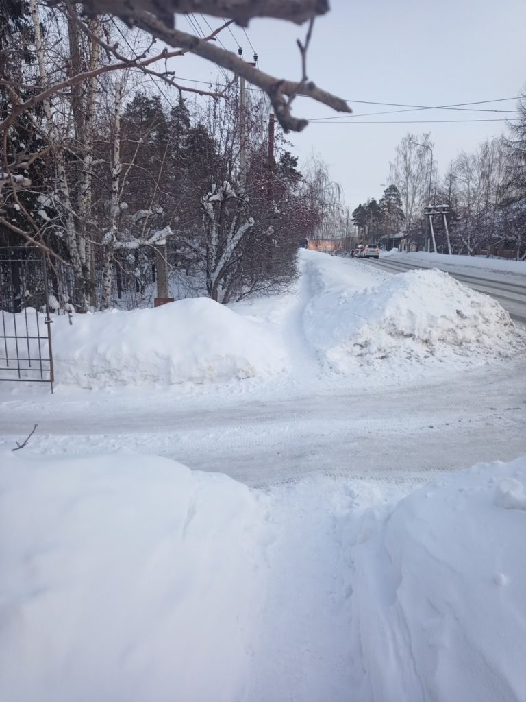 8500204507d69d794b1995d3eaaa5304-768x1024 Ни разу не чистили тротуар вдоль дороги в Екатеринбурге
