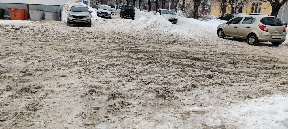 94f1fa0c083980c0b7ad2c705a6f81c0 Парковка в Костроме ни разу не расчищалась за сезон, автовладельцы вынуждены парковаться на тротуаре