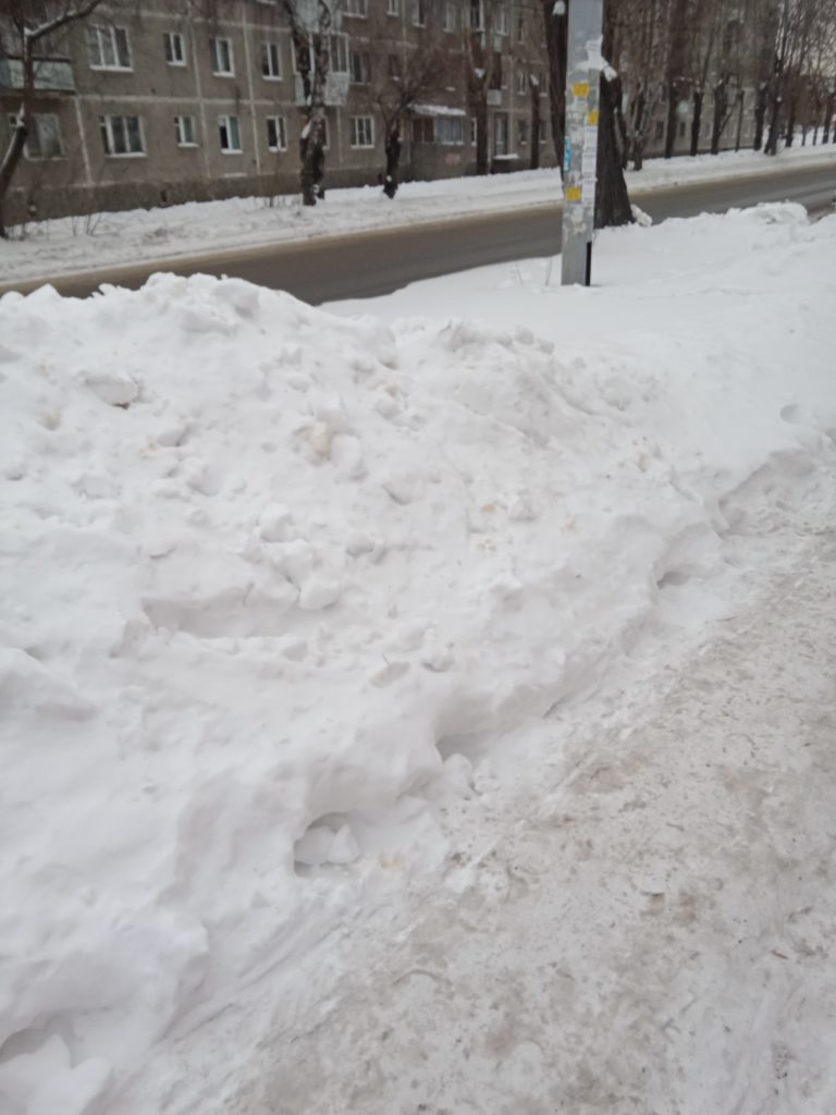 IMG_20240125_164110-ff0f098373655767024bc62ebe5bb494-768x1024 Жители Екатеринбурга жалуются на неуборку снега на улице Самолётной