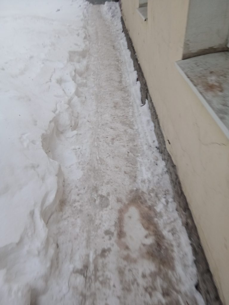 IMG_20240125_164215-9749c7a9e7bccd31e685c33984ca7d59-768x1024 Жители Екатеринбурга жалуются на неуборку снега на улице Самолётной