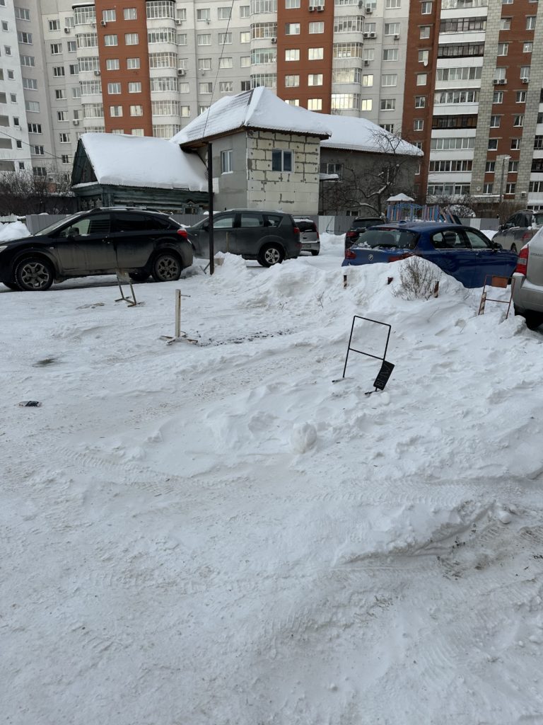 IMG_5637-595538b2a8784750dcd303307ff7ac3b-768x1024 Спорные парковочные места во дворе дома в Екатеринбурге: жители не могут прийти к согласию