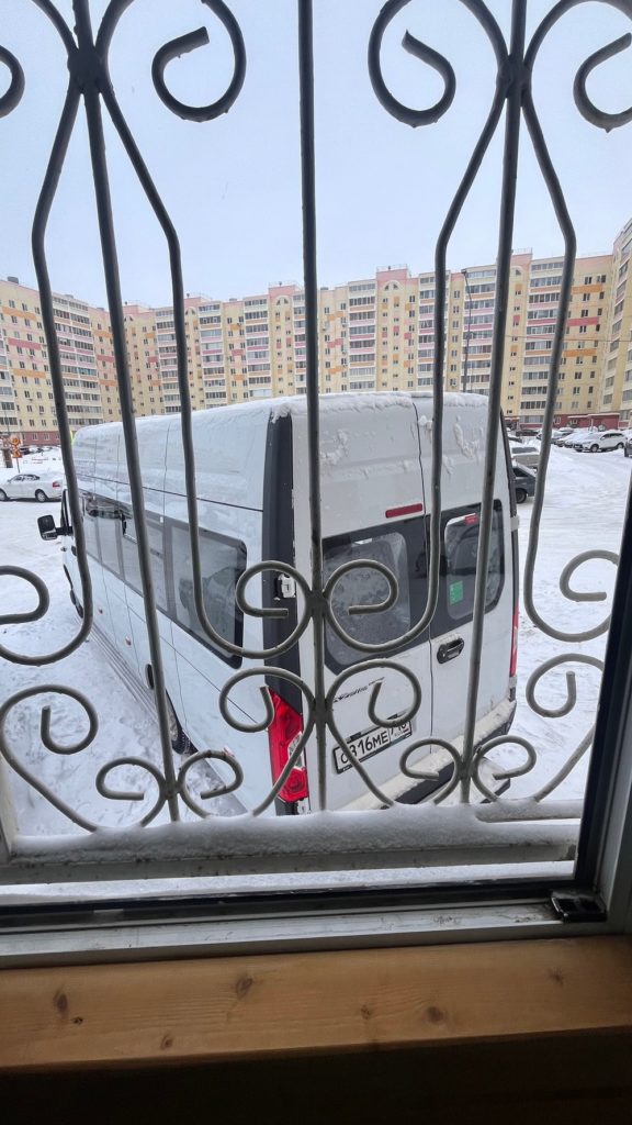 Nizhnekamsk-ul-gajnullina-20-priparkovali-na-gazone-gazel-pryamo-pod-balkonom-2-576x1024 Автохамы, автонарушители дня 9.01