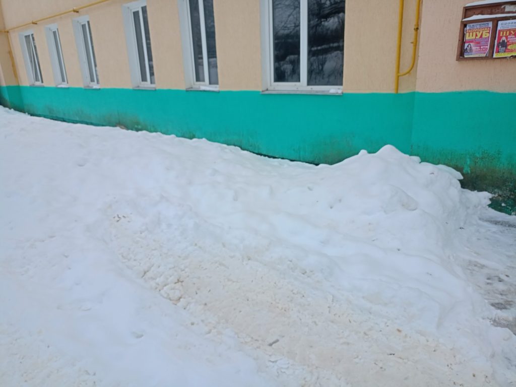 ba47b17103e28a04df7651632ce9deb1-1024x768 Скинули с крыши снег и не убирают в Краснозаводске