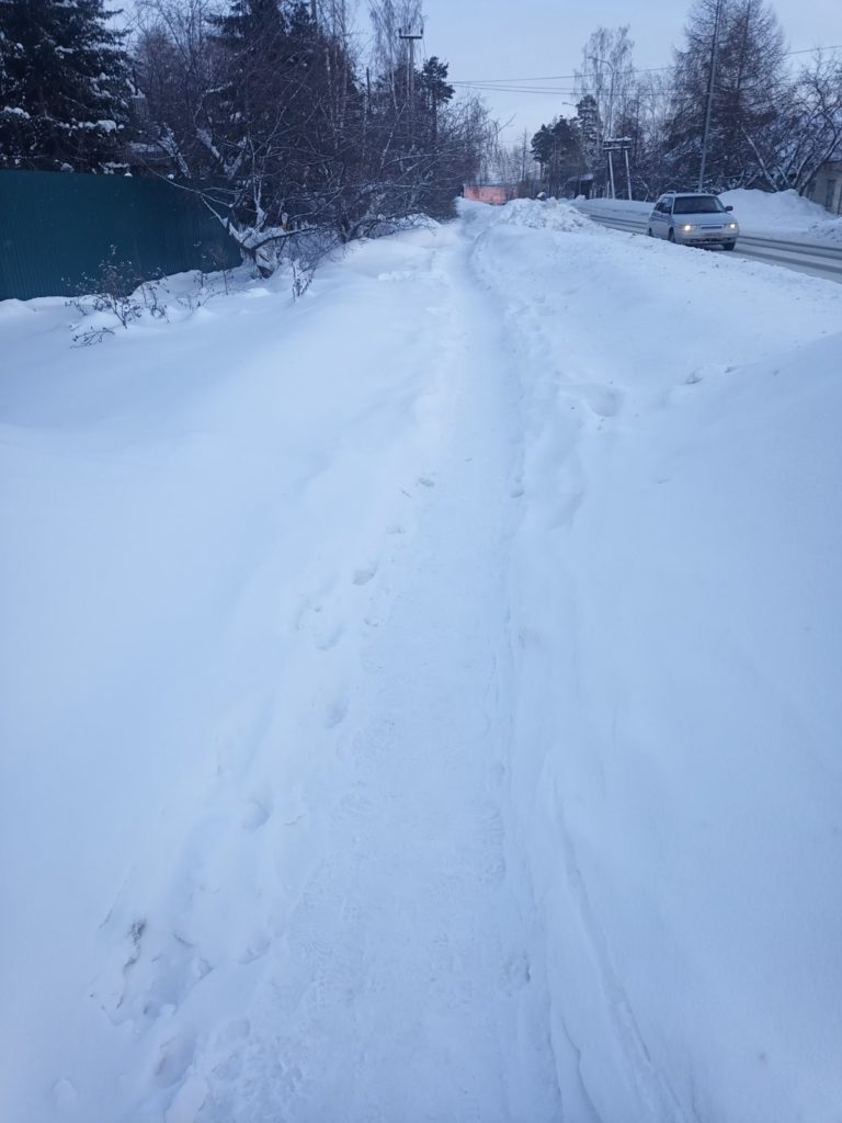 cb78e4baa6774f0ae40017ab28ba31f5-768x1024 Ни разу не чистили тротуар вдоль дороги в Екатеринбурге