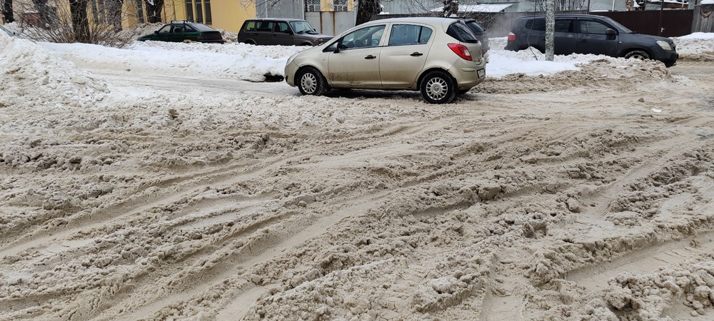 e2c1d53c0639b3d8c5cefc63e672cbcb Парковка в Костроме ни разу не расчищалась за сезон, автовладельцы вынуждены парковаться на тротуаре