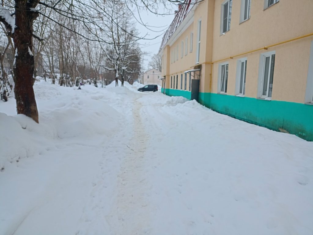 f4bf897abd6857039cb36170e3e1e286-1024x768 Скинули с крыши снег и не убирают в Краснозаводске