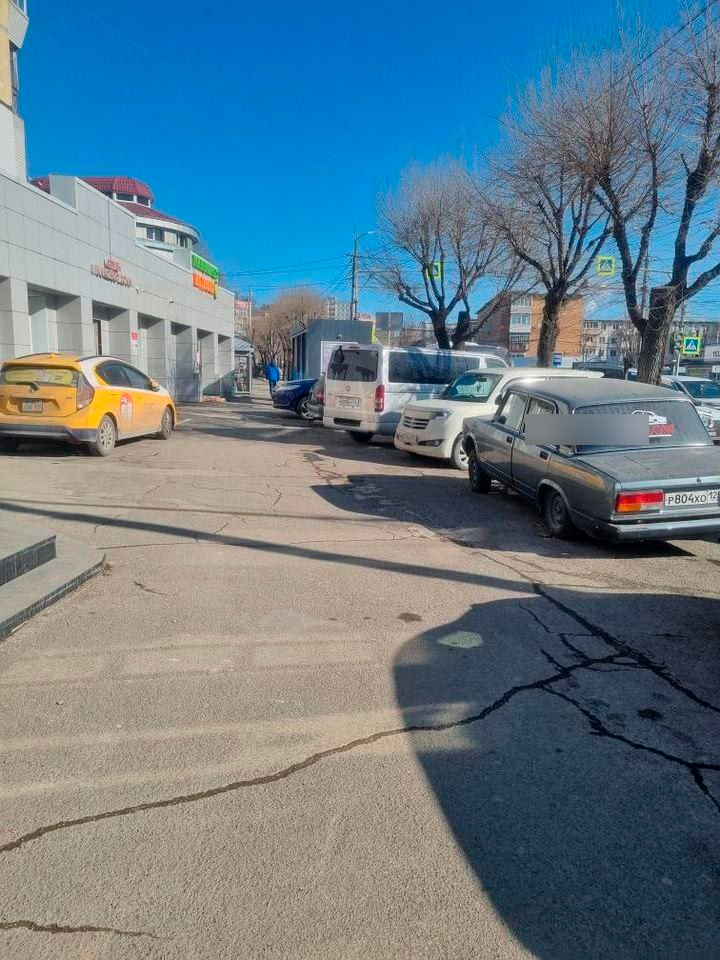 2 Тротуар во Владивостоке превратился в автостоянку