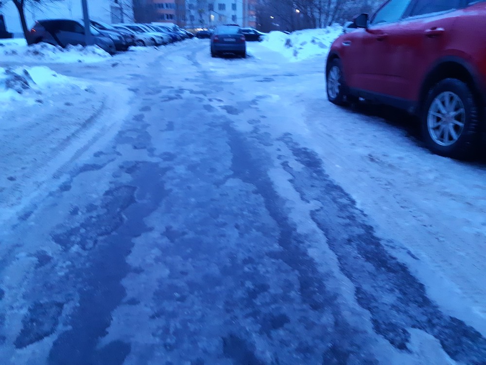 20d5e24d8ad580ffd5bec38c887d332a Опасно ходить, дорожки на улице Гурьянова в Москве покрыты льдом