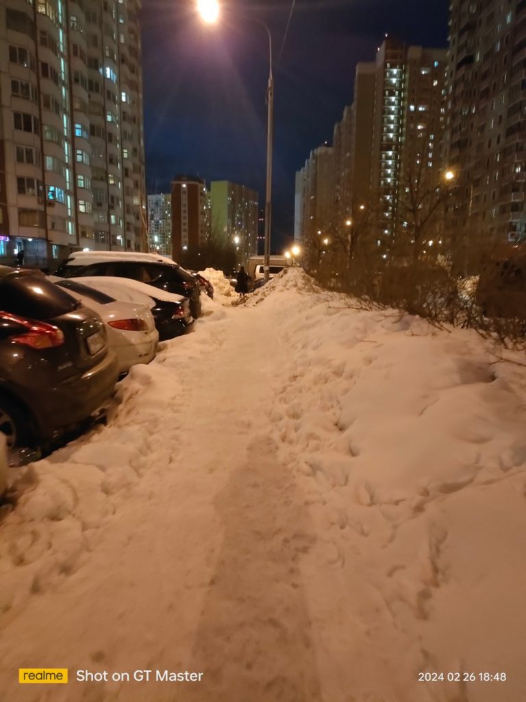 2efc0de1ece2e919d2d5ae563301ea10-768x1024 Снежные навалы и припаркованные машины мешают пешеходам в Путилково