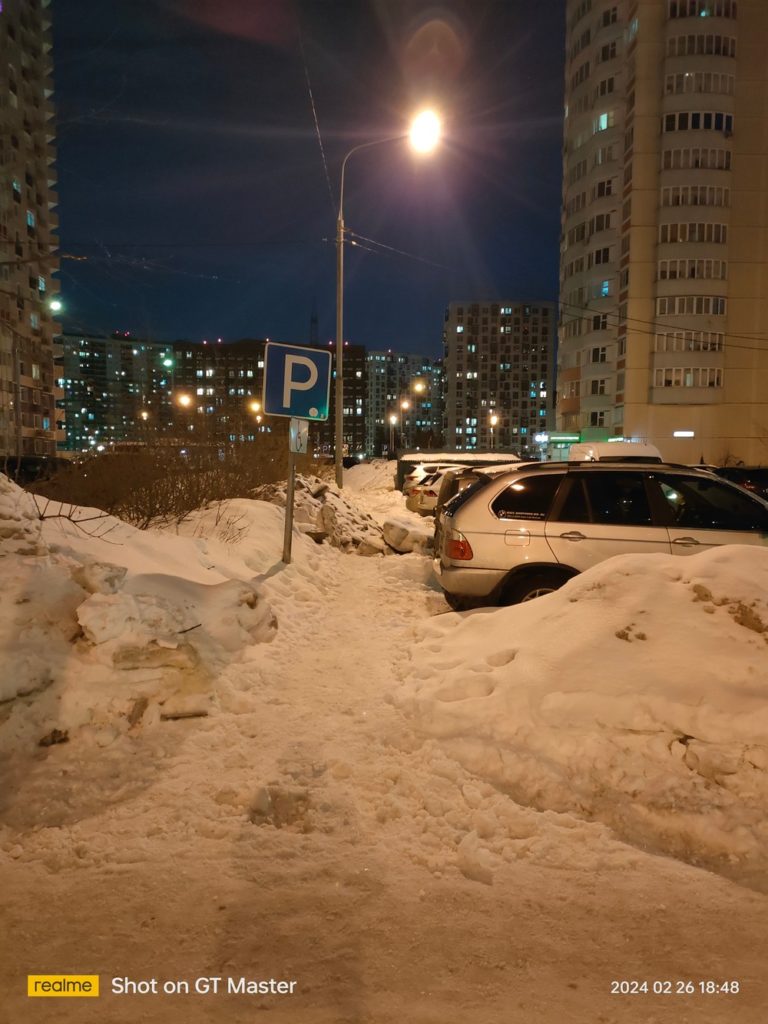 3c5779656d93b872c7b1a290320bb34c-768x1024 Снежные навалы и припаркованные машины мешают пешеходам в Путилково