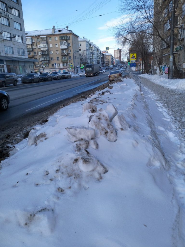 422f4684f6d092507976b6220b2cd381-768x1024 Снежные завалы на проезжей части и обочине: проблема на улице Коммуны в Челябинске