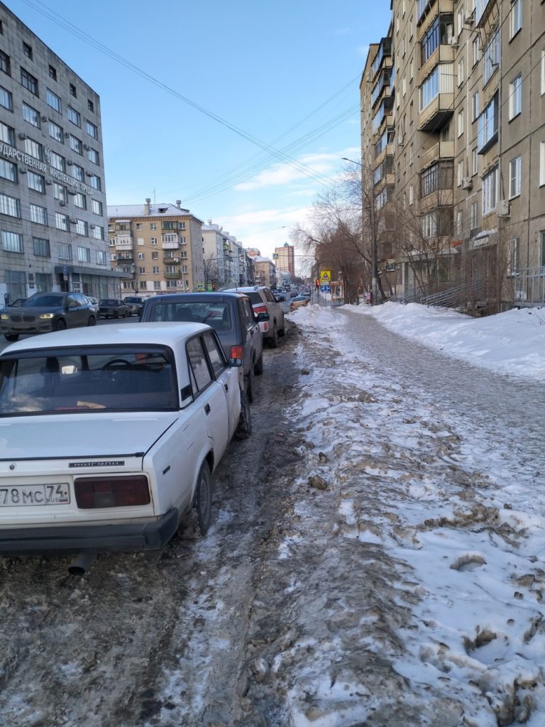 46995aa6d75f94777f5ac2c2d0306bba-768x1024 Снежные завалы на проезжей части и обочине: проблема на улице Коммуны в Челябинске