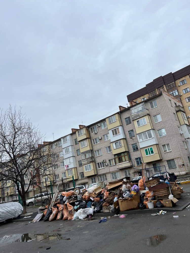 527e41f0075ae8e7ba5e729cee88a330-rotated В Черкесске больше месяца не вывозят мусор, коммунальные службы бездействуют